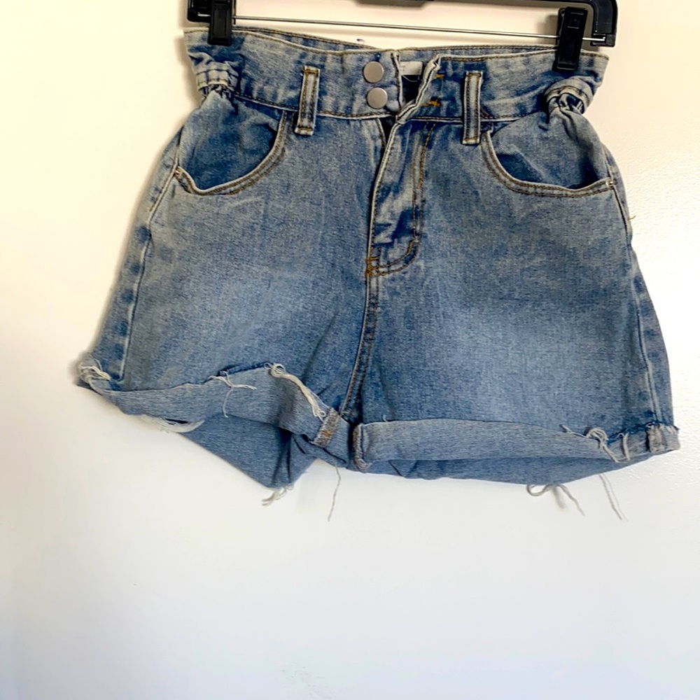 M size high waisted distressed denim shorts